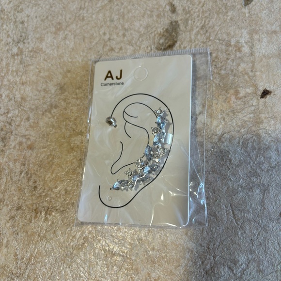Faux Diamonds Cuff Earring New - Picture 1 of 2